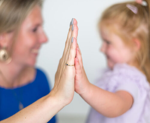 Kindercoach Bianca in gesprek met kind in Purmerend